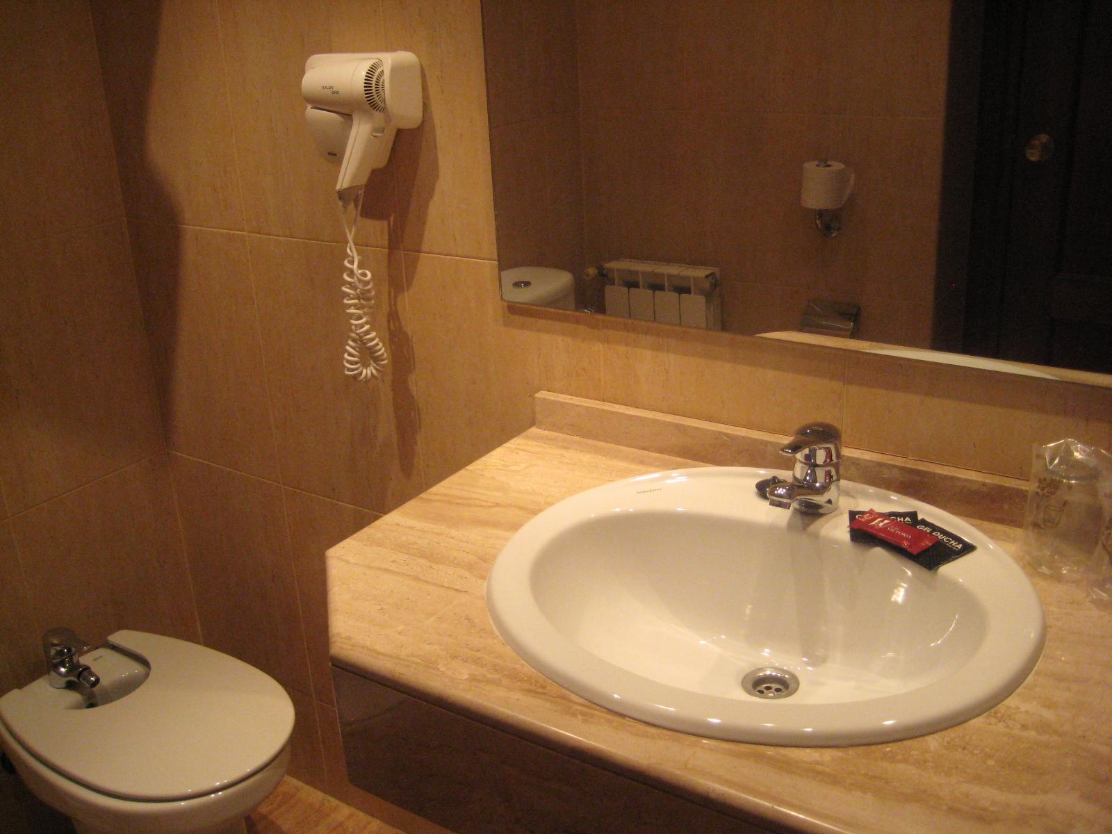 Hotel Victoria Linares  Bagian luar foto